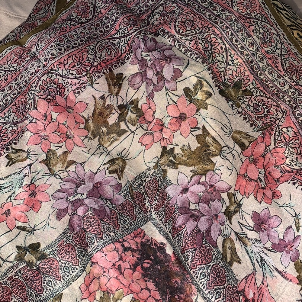 Gorgeous Scarf 💐 - Picture 4 of 5